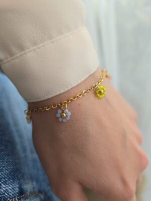 Bransoletka na łańcuszku z kwiatami